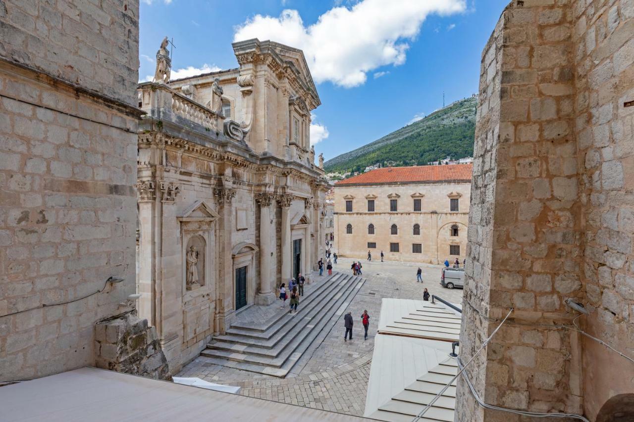 Cathedral Apartment *