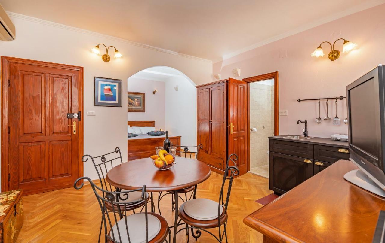 Cathedral Apartment *