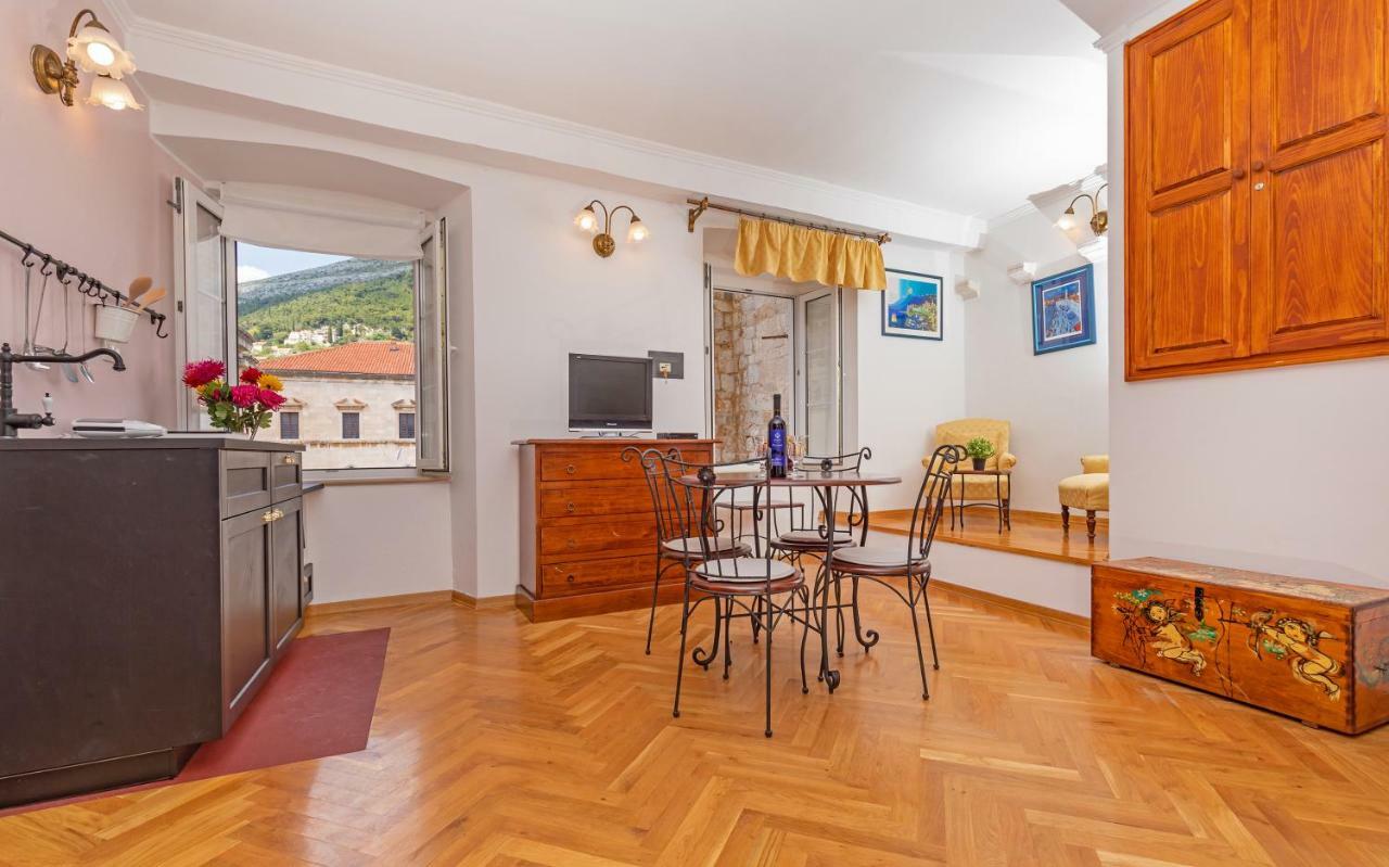 Cathedral Apartment *