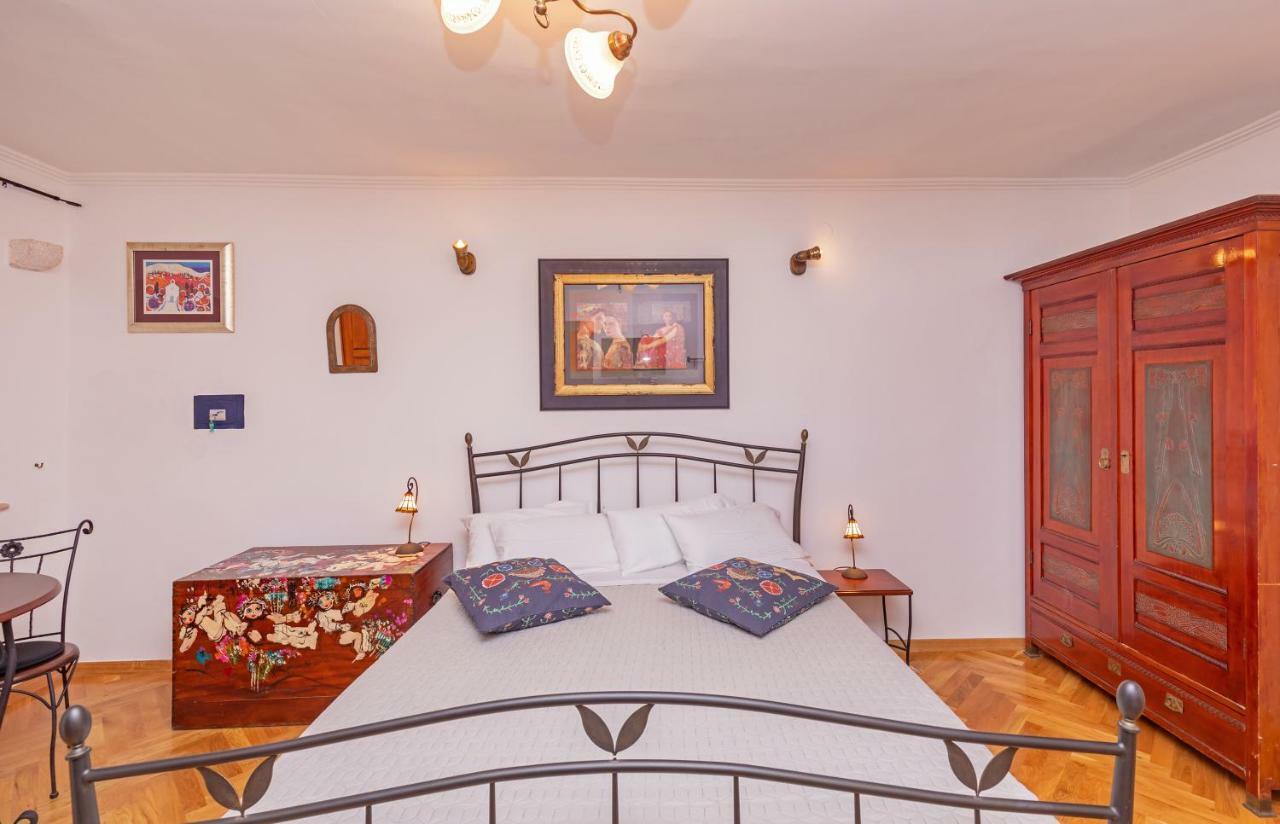 Cathedral Apartment *